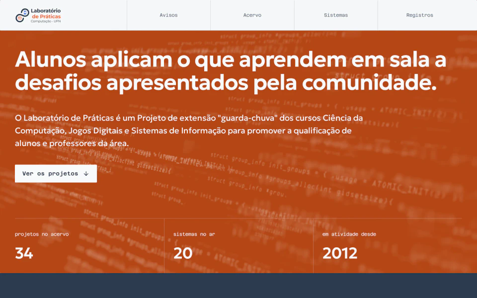 Home do LaPInf com a chamada 'Alunos aplicam o que aprendem em sala a desafios apresentados pela comunidade.'